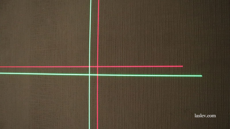 Comparison of the thickness and brightness of the lines at the green and red laser level.