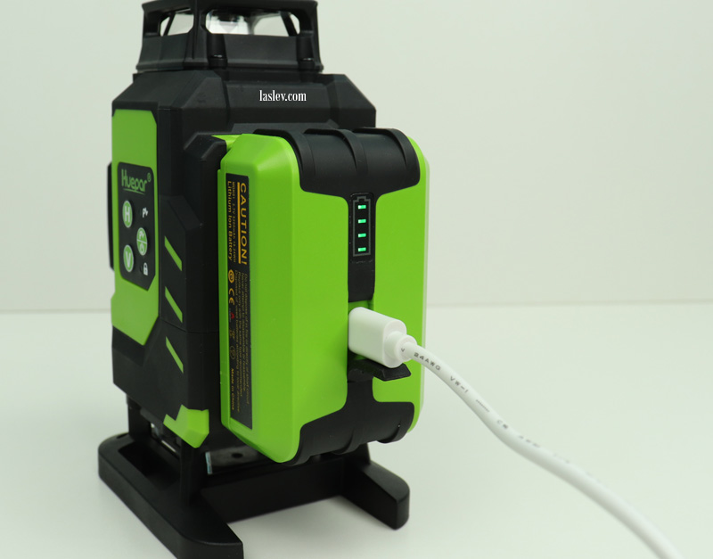 Quick-release battery mounted on the Huepar LS04CG laser level