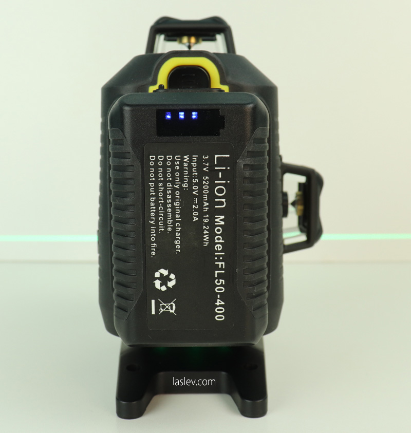 Four-step discharge indicator on Firecore F504T-XG laser level batteries.